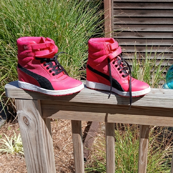 Puma Womens SIZE 8 Sneakers in Vibrant Pink and Black W/ Wedge Great Condition - Picture 1 of 12